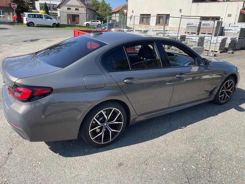 BMW Řada 5 (2023) 530E hybrid - fotka 6 z 13