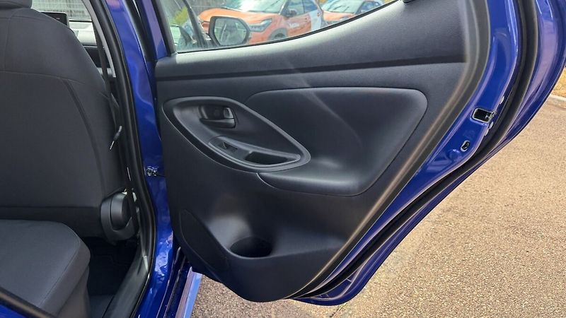 Toyota Yaris 1,5 HEV 116  LIMITED EDITION C - fotka 18 z 23