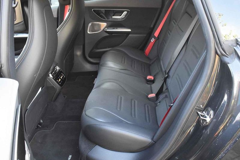 Mercedes AMG EQE 43 4Matic poslouží k reprezentaci i k zábavě