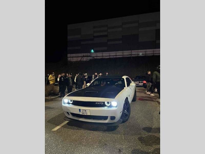 Sobotní sraz tuningových aut v Trutnově na parkovišti u obchodního centra Tesco byl pod drobnohledem Policie ČR.