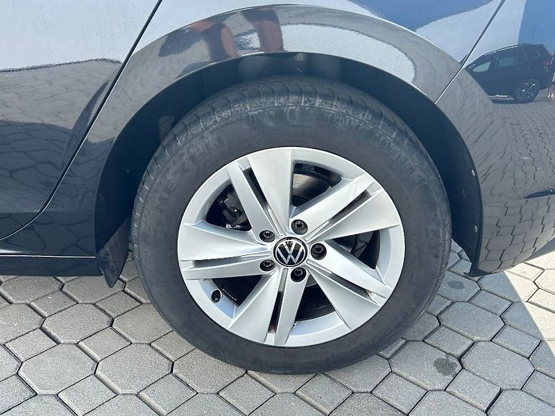 Volkswagen Golf Life 6G 1,5TSi - fotka 22 z 24