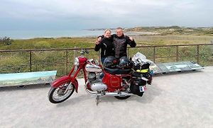 Šárka Jehličková a Petr Piskač vyrazili z Příbrami až k Atlantiku na staré JAWĚ.