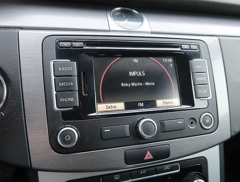 Volkswagen Passat (2012) 2.0 TDI, Automat, Navi - fotka 12 z 16