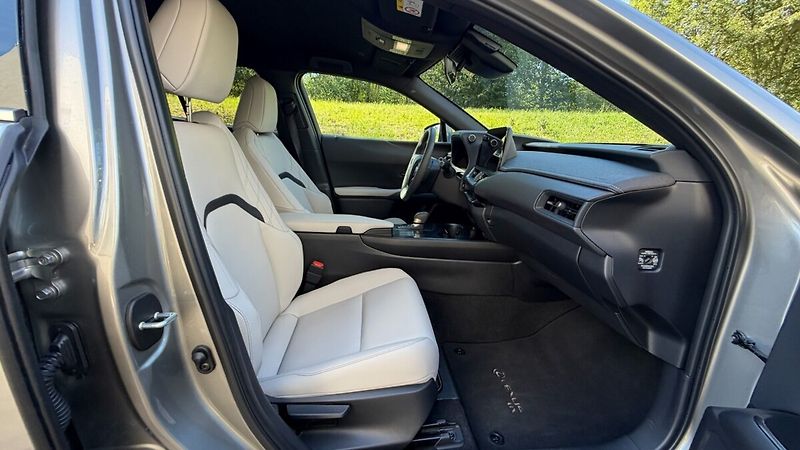 Lexus UX 300h 300H 2,5 HEV F SPORT DESIGN - fotka 12 z 26