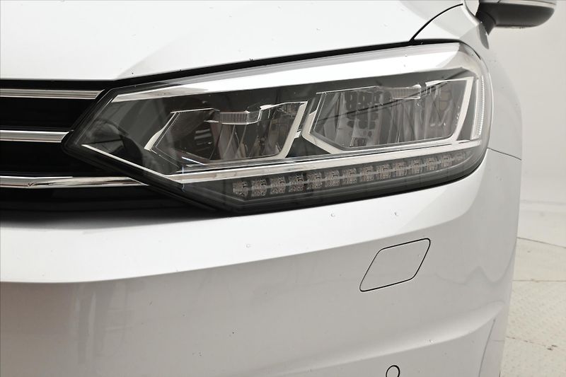 Volkswagen Touran 2,0 TDI 110kW DSG LED TAŽNÉ Zá - fotka 30 z 32