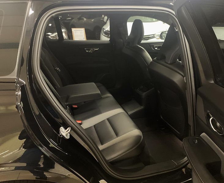 Volvo V60 RECHARGE T6, AWD PLUS DARK ČR - fotka 13 z 42
