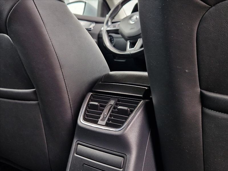 Škoda Octavia 2,0 TDI DSG KLIMA VÝHŘEV DIGI - fotka 14 z 34