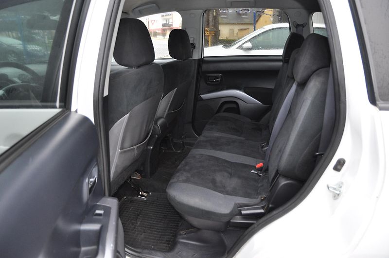 Mitsubishi Outlander 2.0Di-D 103kW 4x4 - fotka 7 z 12