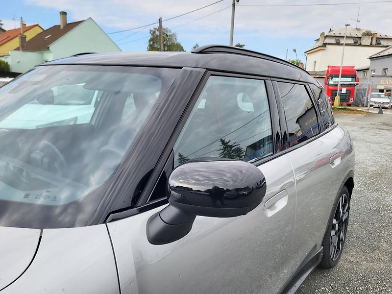 Mini Countryman SE ALL4 ELEKTRO 225kW - fotka 33 z 48