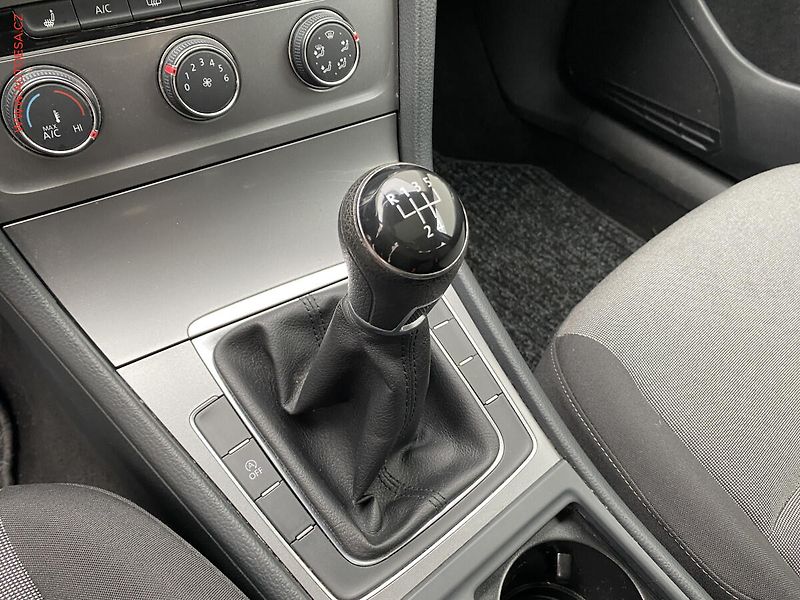 Volkswagen Golf (2015) 1.6 TDi, Trendline, navi - fotka 16 z 18
