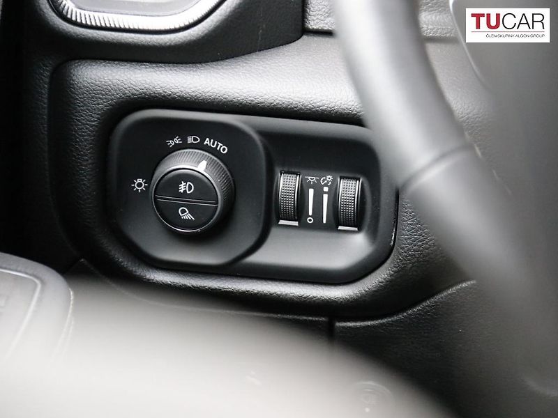 RAM 1500 (2024) Laramie 5.7 V8 HEMI E-Torque - fotka 18 z 38