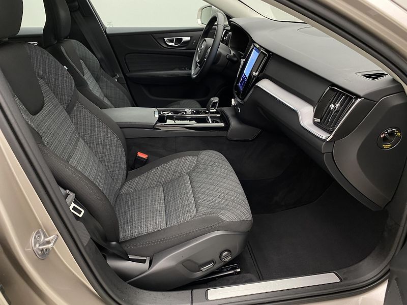 Volvo V60 T6 AWD RECHARGE CORE AUT CZ - fotka 24 z 56