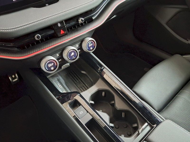 Škoda Superb (2025) iV SportLine DSG 1,5TSi 150kW - fotka 32 z 35