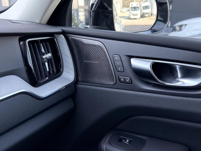 Volvo XC60 B5 AWD PLUS DARK // REZERVACE - fotka 24 z 45