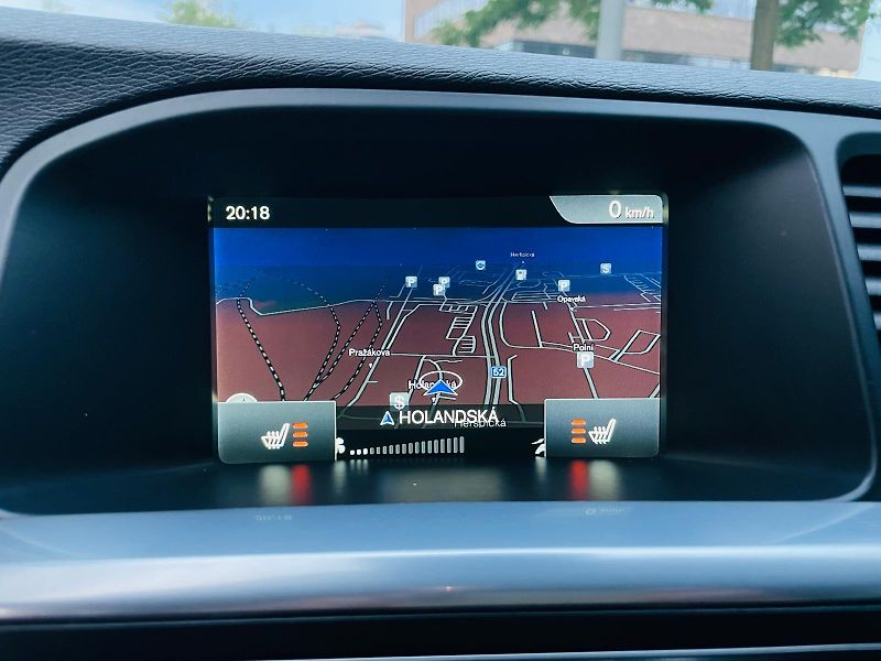Volvo V60 2.0D3 5V AUT VÝHŘEV SERVISKA - fotka 41 z 47