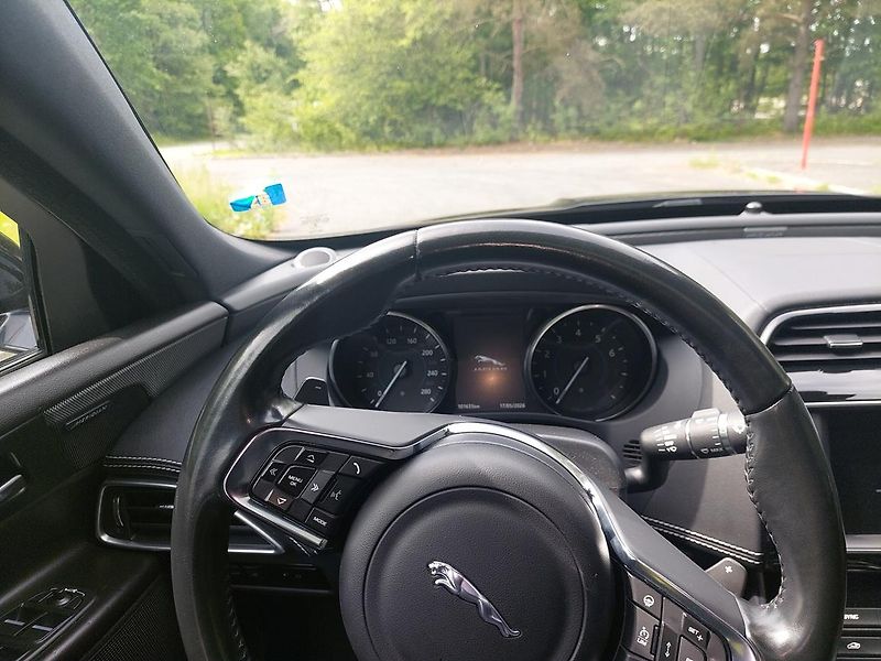 Jaguar XE Vynikající sportovní auto - fotka 5 z 10