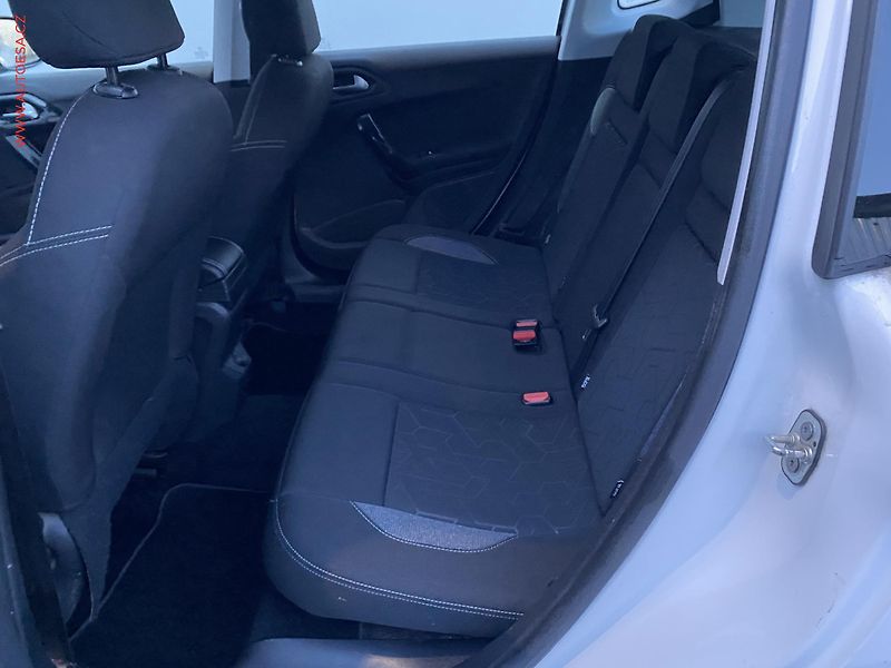 Peugeot 2008 (2019) 1.2 PT, 2.maj,ČR, AC, temp - fotka 10 z 15