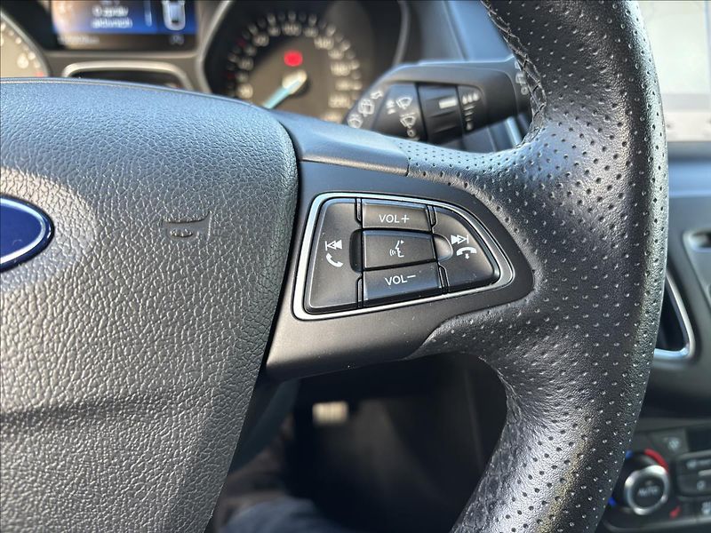 Ford Focus 1,0 EcoBoost RaceRed ST-line - fotka 31 z 33