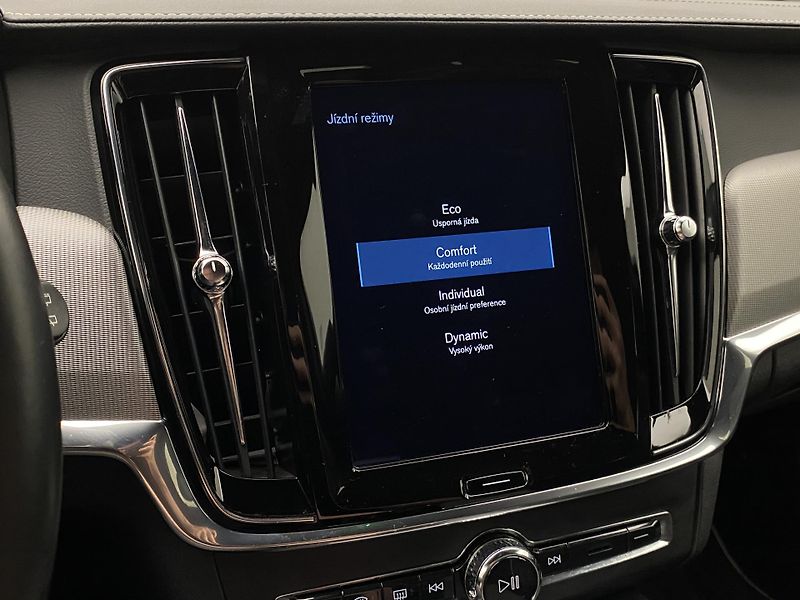 Volvo V90 D4 R-DESIGN AUT REZERVACE - fotka 45 z 47