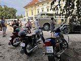 Historické autobusy se sjely do Slavkova. Obdivovali je lidé v zámeckém parku.