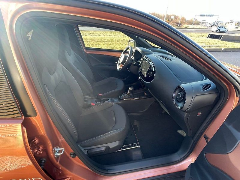 Toyota Aygo 1.5 Hybrid Automat Executive - fotka 26 z 28
