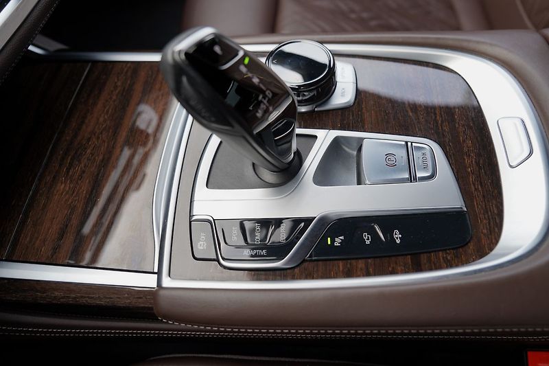 BMW Řada 7 750Li xDrive Individual/ČR - fotka 45 z 49