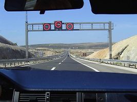 Dlouhá cesta po chorvatské dálnici může být po noční jízdě riziková. Právě únava patří podle českého ministerstva zahraničí mezi časté příčiny nehod českých řidičů v Chorvatsku.