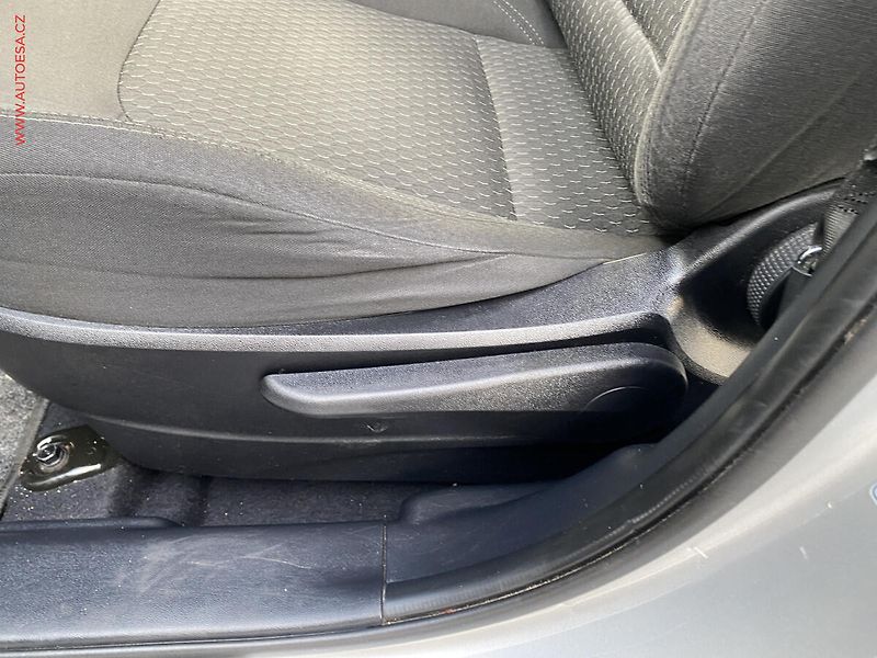 Hyundai ix35 (2013) 2.0 CRDi 4x4, AC, výhřev sed - fotka 14 z 17