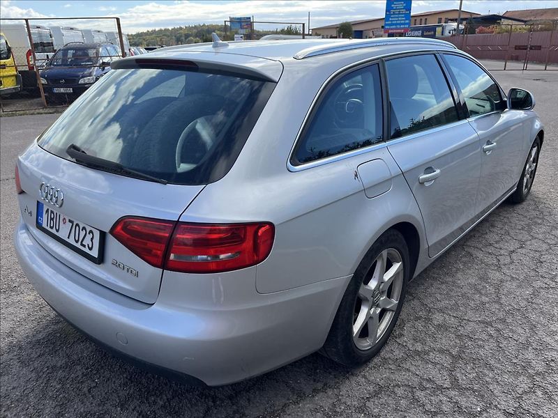 Audi A4 2,0 TDi KLIMA XENON 2x KOLA - fotka 6 z 33