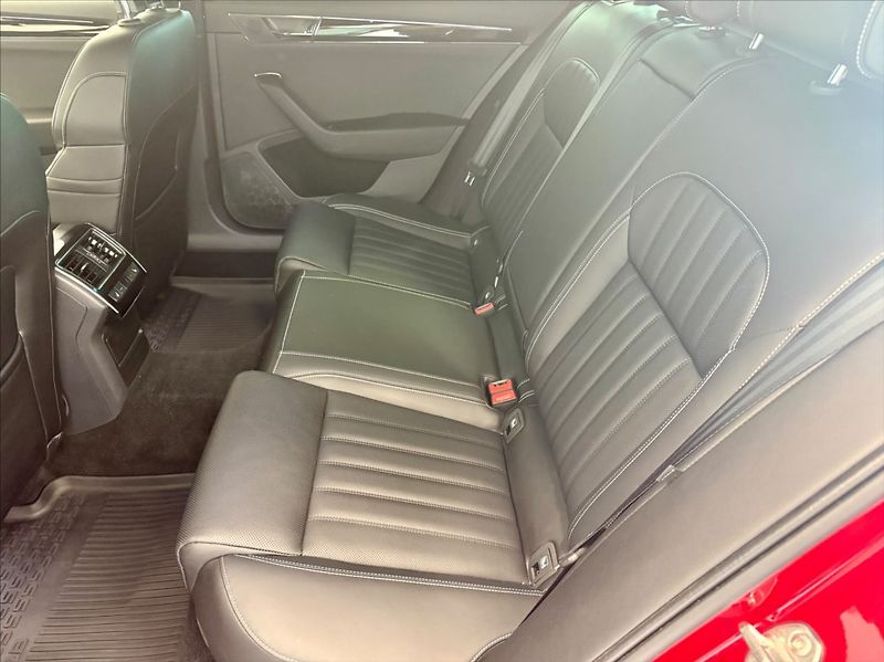 Škoda Superb 2,0 TDI COMBI DSG L&K 147KW - fotka 14 z 21