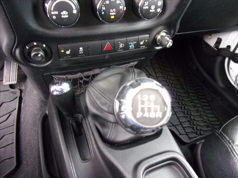 Jeep Wrangler 2,8 CRD Rubikon 147kW 1maj. - fotka 23 z 30