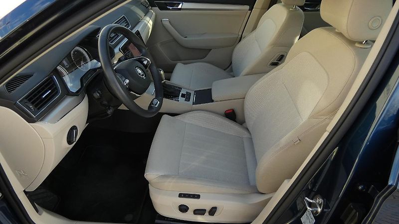 Škoda Superb Combi 2.0 TSI DSG Style - fotka 19 z 24