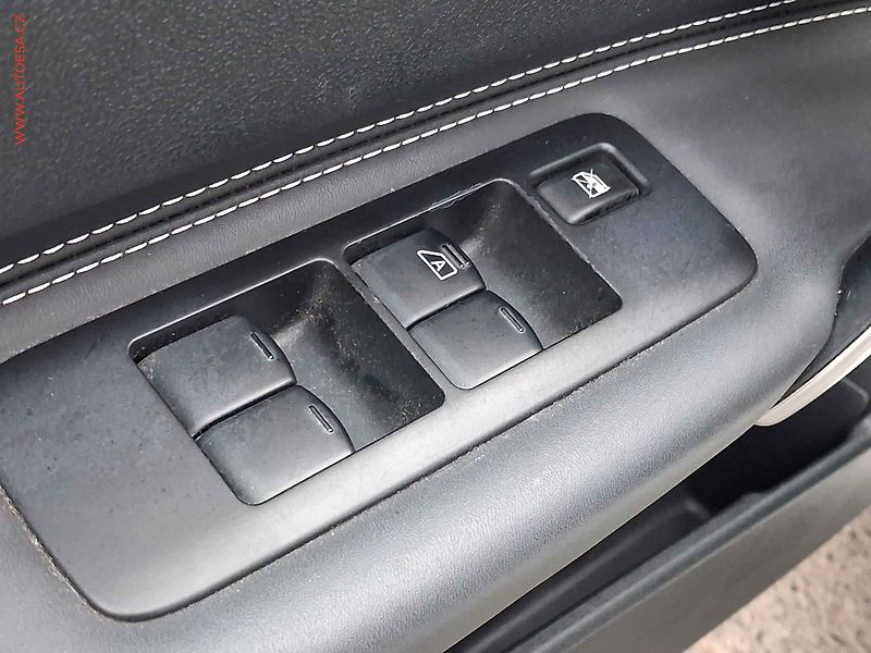 Nissan Qashqai (2012) 2.0 4x4, Tekna, xenon, navi - fotka 11 z 19