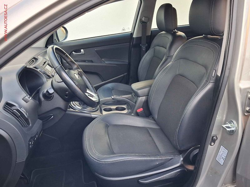 Kia Sportage (2012) 1.6 GDi, AC, park. senzor - fotka 9 z 15