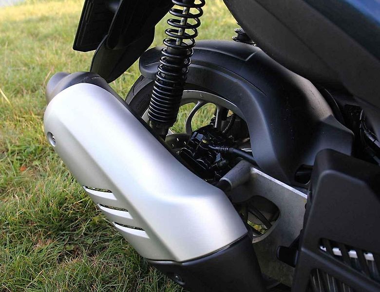 Piaggio MP3 500ie Sport LT (vlevo) a Piaggio Medley 125ie.