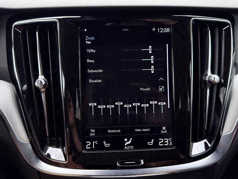 Volvo V60 CC D4 AWD // B&W // REZERVACE - fotka 38 z 44