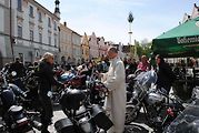 Třeboňské Masarykovo náměstí bylo motorkami doslova našlapané. Stovkám strojů požehnal tamní kaplan Jiří Kalaš.