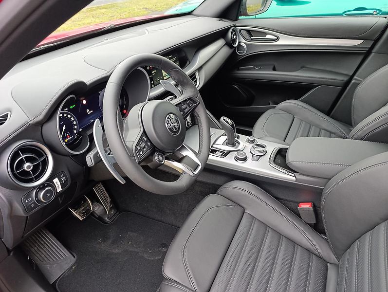 Alfa Romeo Stelvio Veloce 2,0 Turbo 280k AWD - fotka 13 z 32