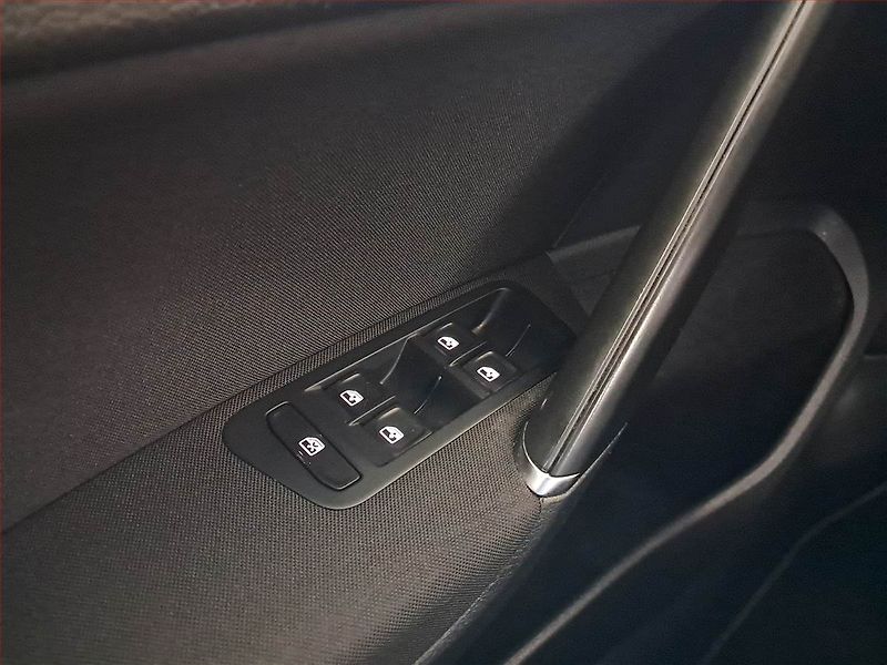Volkswagen Golf (2017) 2.0 TDI, 4X4, Automat, Navi - fotka 16 z 28