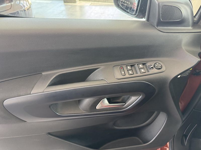 Peugeot Rifter (2022) 1,2 Aut. Allure Pack 7.Míst L2 - fotka 18 z 25