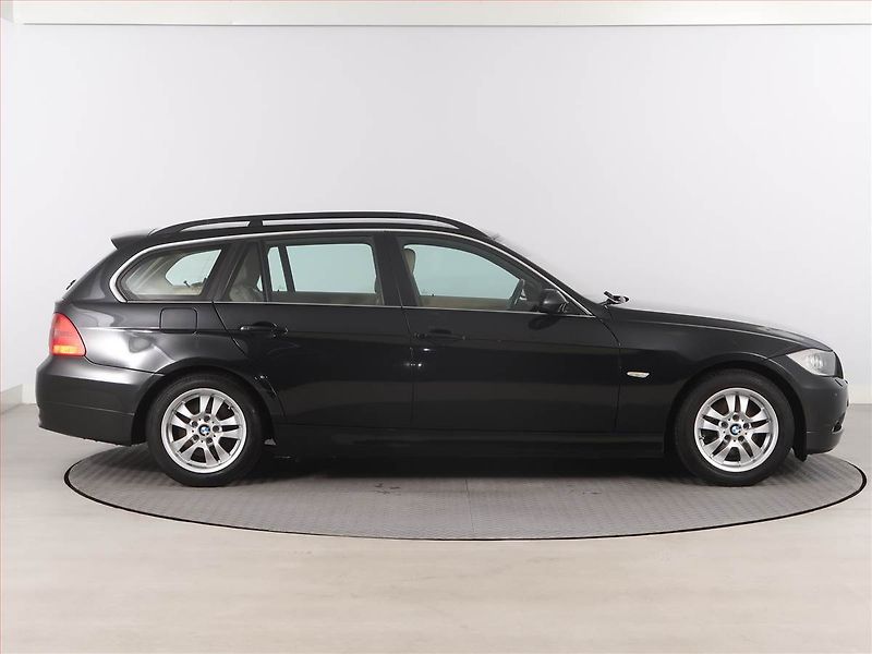 BMW Řada 3 (2007) 320 d, Tažné, v provozu - fotka 6 z 15