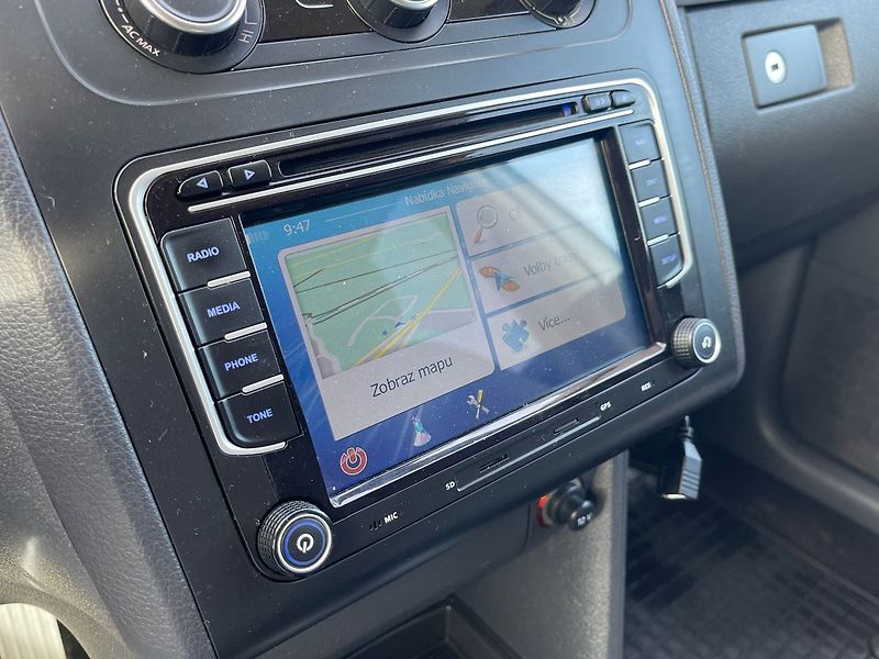 Volkswagen Touran 1.6TDi 77kW*WEBASTO*VÝHŘEV SED - fotka 29 z 34