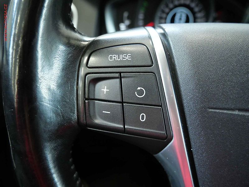 Volvo XC60 (2014) 2.4 D4 AWD, AT, bixen, kamera - fotka 15 z 22