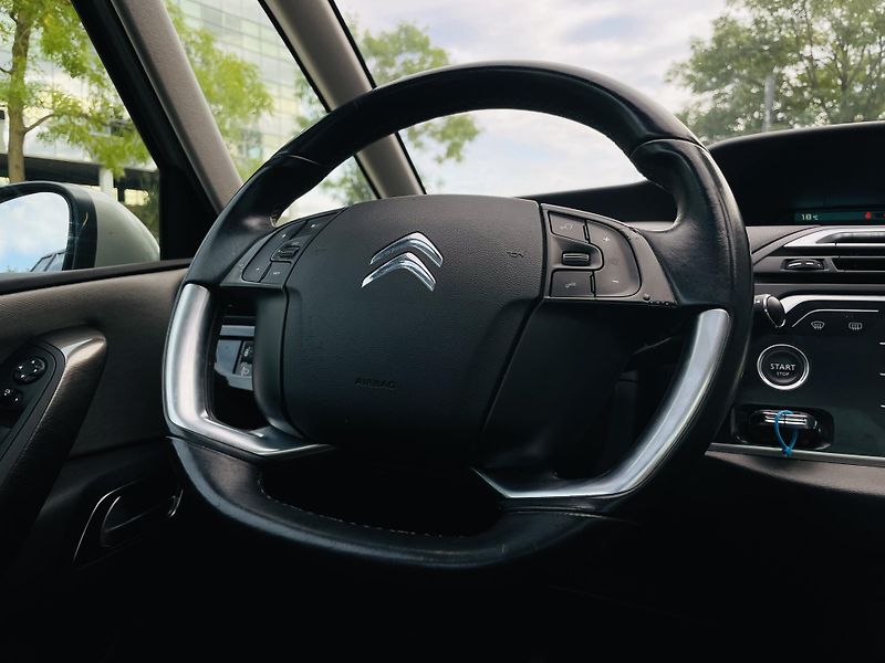 Citroën Grand C4 Picasso 2.0HDi MAN 7MÍST KAMERA TAŽNÉ - fotka 37 z 45