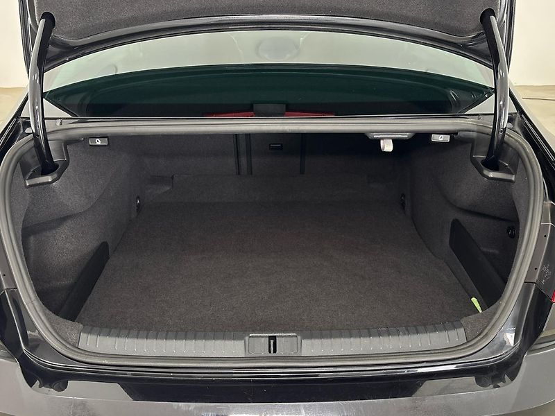 Volkswagen Passat R-Line DSG - fotka 10 z 32
