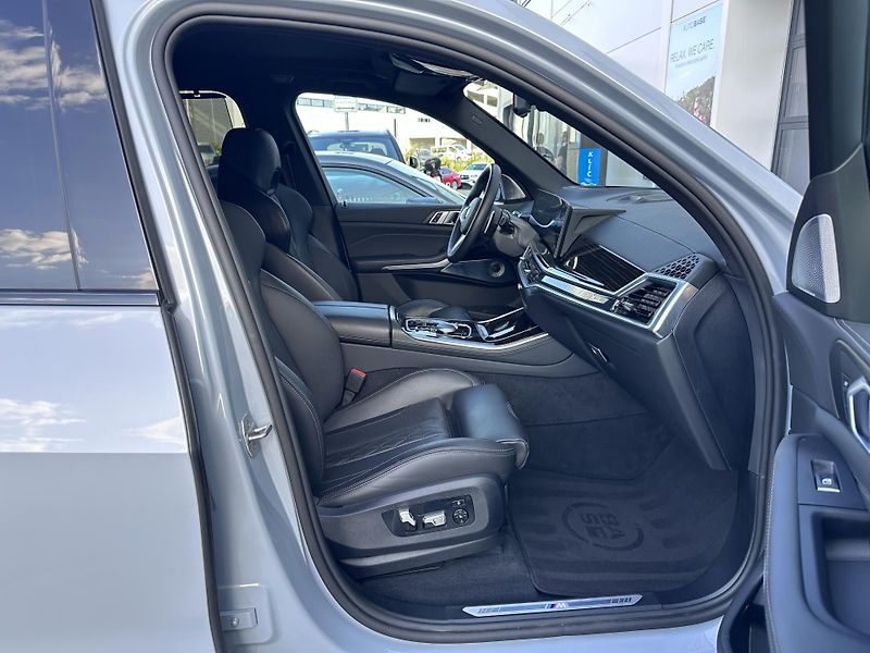 BMW X5 xDrive30d M-Sport - fotka 9 z 36