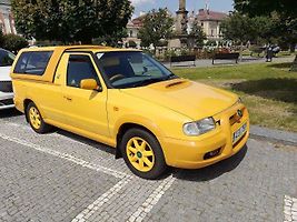 Z přehlídky vozů Škoda Pohofestu, jejich majitelé je představili také na Kupkově náměstí v Opočně.