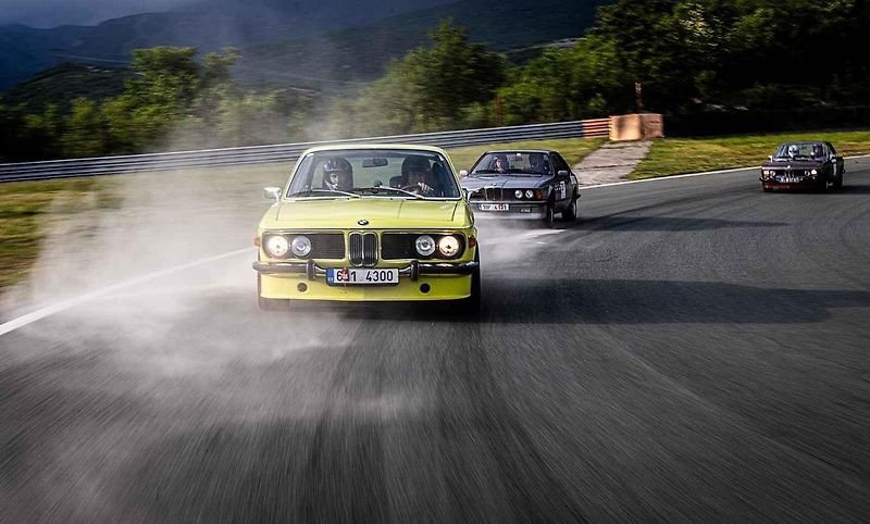 Všichni účastníci s vozy v cíli druhého ročníku Oldtimer Expressu, který mířil z Prahy do řeckých Atén.