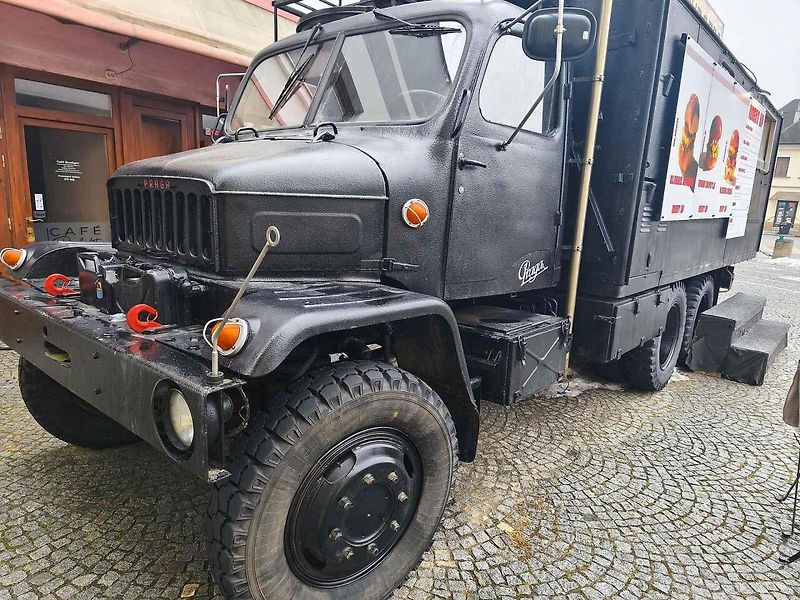 Vojenská V3S nyní slouží jako pojízdná burgrárna.