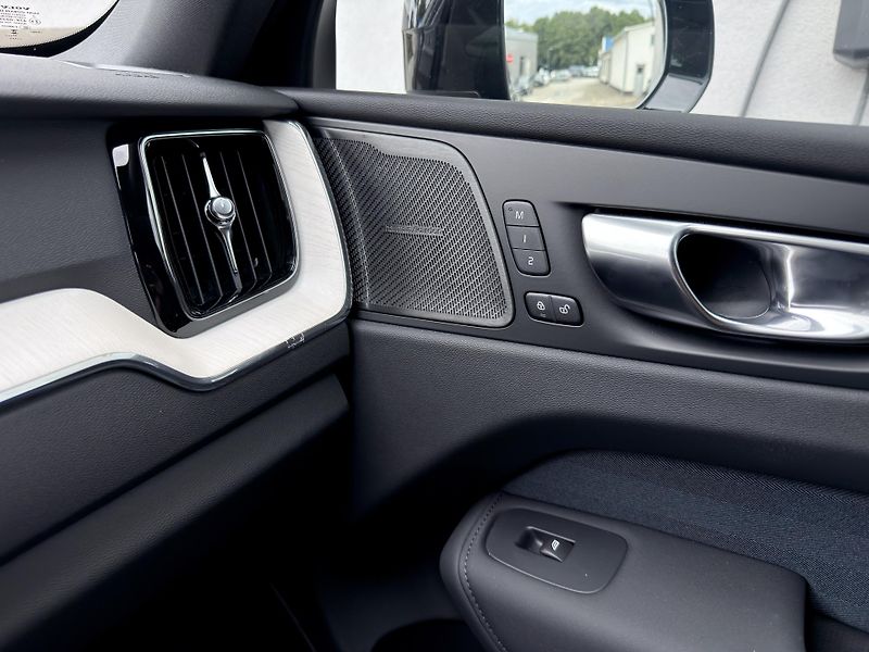 Volvo XC60 B5 AWD PLUS DARK +komplety kol - fotka 24 z 49